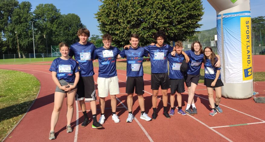 Laufteam mit Sportland-Tor auf Laufbahn in Österreich