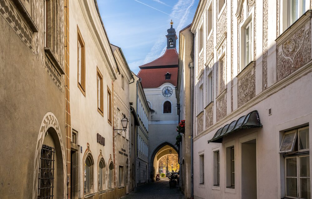 Gasse in der Kremser Altstadt mit Blick auf einen Kirchturm