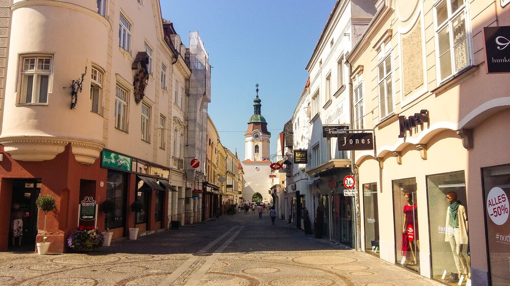 Fußgängerzone in der Kremser Landstraße mit Blick auf das Steiner Tor