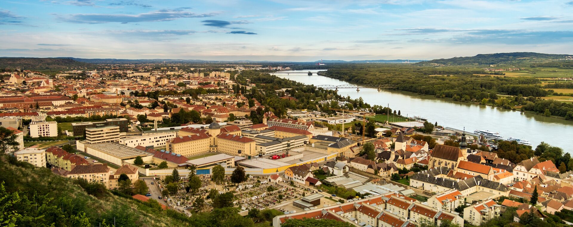 Blick über Krems an der Donau mit der Donau und den Weingärten