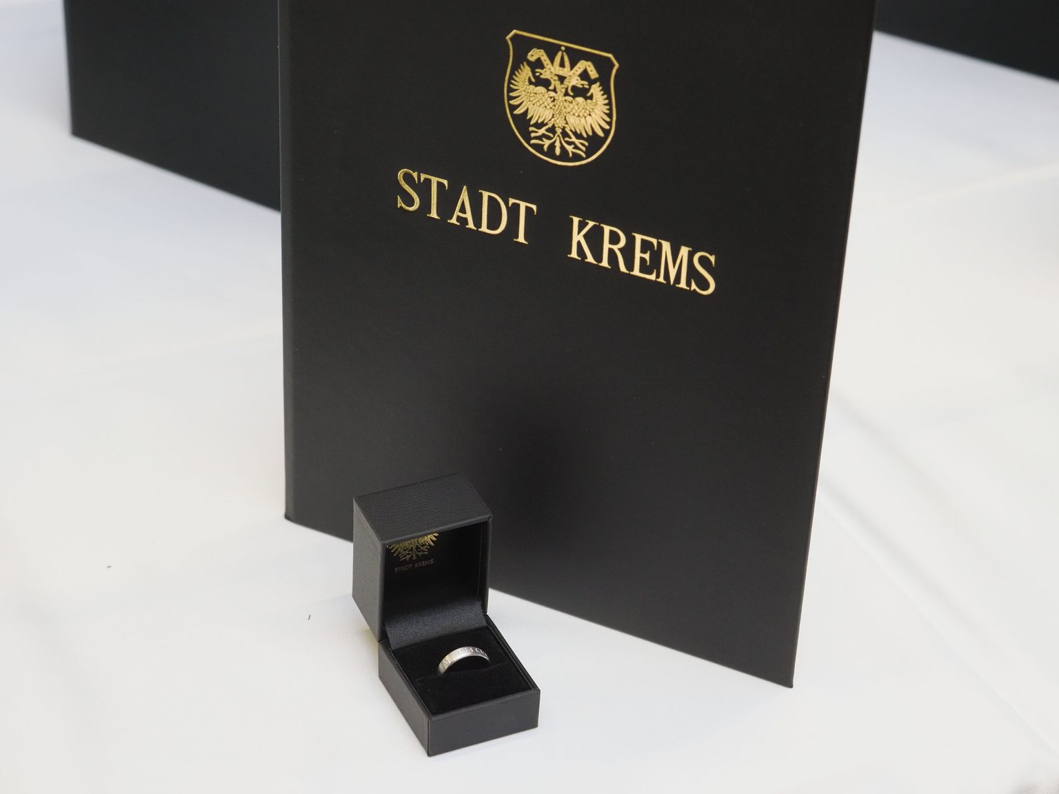 Ring der Stadt Krems in schwarzer Schatulle vor Urkunde