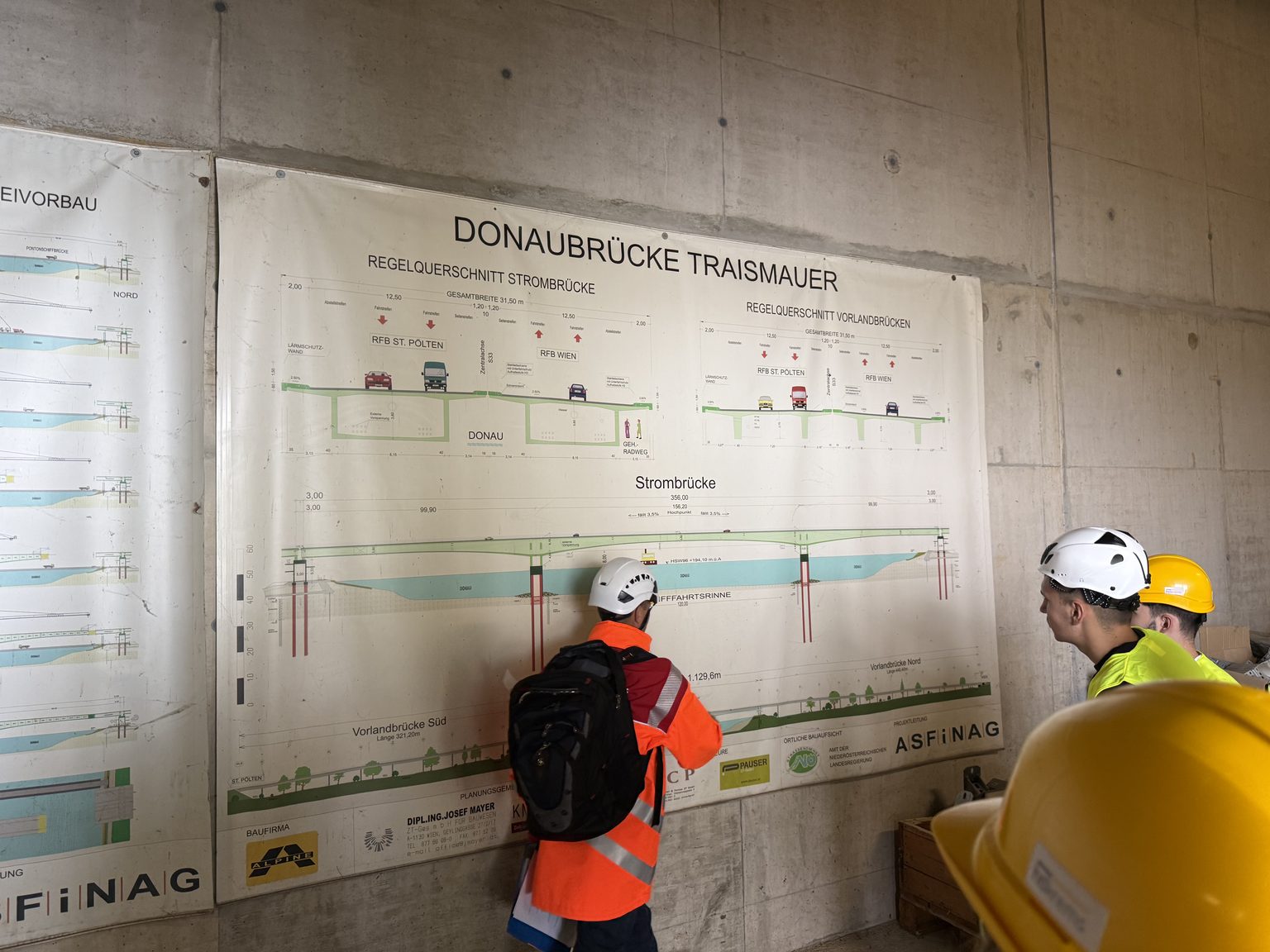 Donauquerung Traismauer: Baupläne für Strombrücke und Vorlandbrücken mit drei Personen